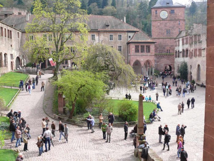 Der Schlosshof im Frühling. (Foto: Staatliche Schlösser und Gärten Baden-Württemberg, Mike Niederauer) Der Schlosshof im Frühling. (Foto: Staatliche Schlösser und Gärten Baden-Württemberg, Mike Niederauer)