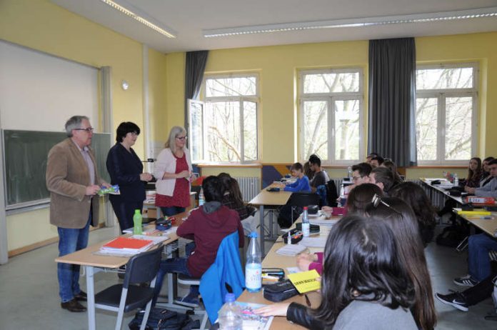 Patrik Hauns, Fachbereichsleiter Bildung, Soziales und Sport, Oberbürgermeisterin Cornelia Petzold-Schick und Inge Ganter, zuständig für die Kommunale Jugendpflege informierten vor Ort über die Möglichkeiten der politischen Mitgestaltung. (Foto: Stadtverwaltung Bruchsal)