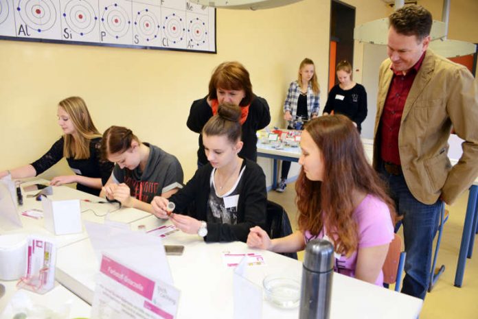 Einige Schülerinnen beim Start des Tech Caching Parcours an der IGS in Waldfischbach-Burgalben. Dahinter stehen Benjamin Gundacker, 1. Beigeordneter der Verbandsgemeinde Waldfischbach-Burgalben, und die Didaktische Leitung der IGS, Gisela Henn. (Foto: Martin Seebald)