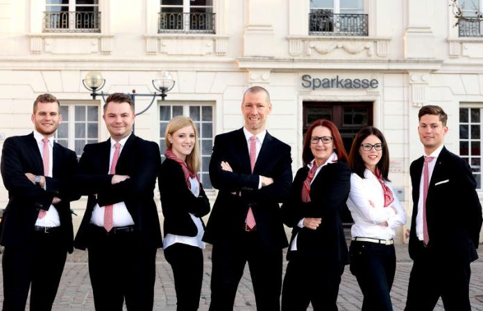 Neue, aber auch altbekannte Gesichter freuen sich auf Sie am Rathausplatz: Christoph Wörner, Nicolas Menrath, Nina Christmann, Regionaldirektor Dominic Bleh, Dorothea Graß, Kim Rinnert und Niklas Müller (von links). (Foto: Sparkasse Südliche Weinstraße)