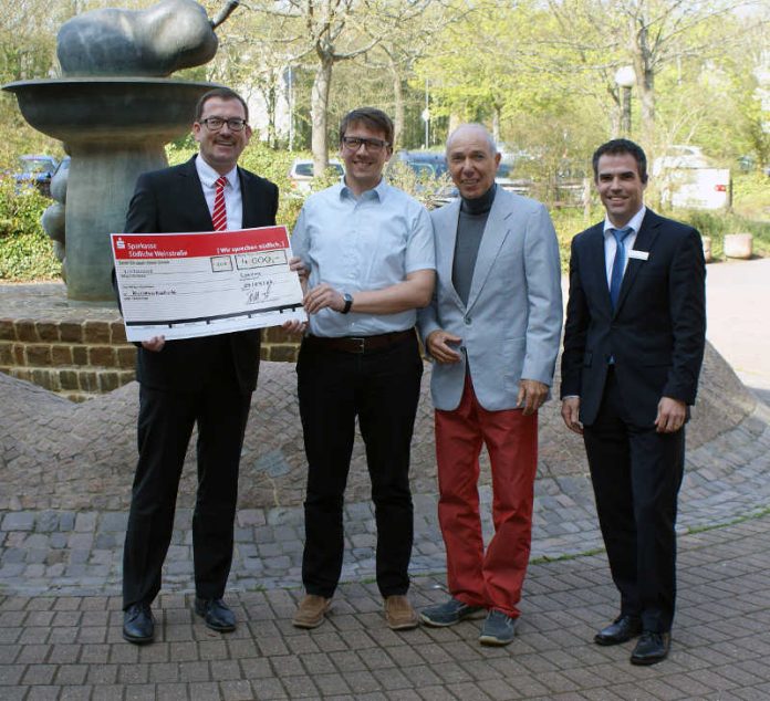 Frank Jäckle (li.) und Thomas Nitz (re.) bei der Überreichung des Schecks an Adrian Rinck und Clemens Schmitt (Mitte) (Foto: Kreisverwaltung Südliche Weinstraße)