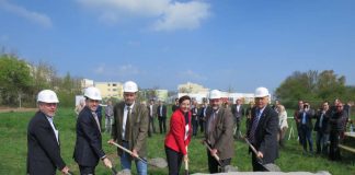 Der offizielle Spatenstich für den Bau von neuen Sozialwohnungen, die dringend benötigt werden. (Foto: Stadtverwaltung Neustadt)