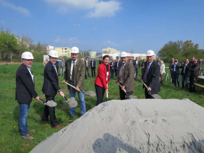 Der offizielle Spatenstich für den Bau von neuen Sozialwohnungen, die dringend benötigt werden. (Foto: Stadtverwaltung Neustadt) Der offizielle Spatenstich für den Bau von neuen Sozialwohnungen, die dringend benötigt werden. (Foto: Stadtverwaltung Neustadt)