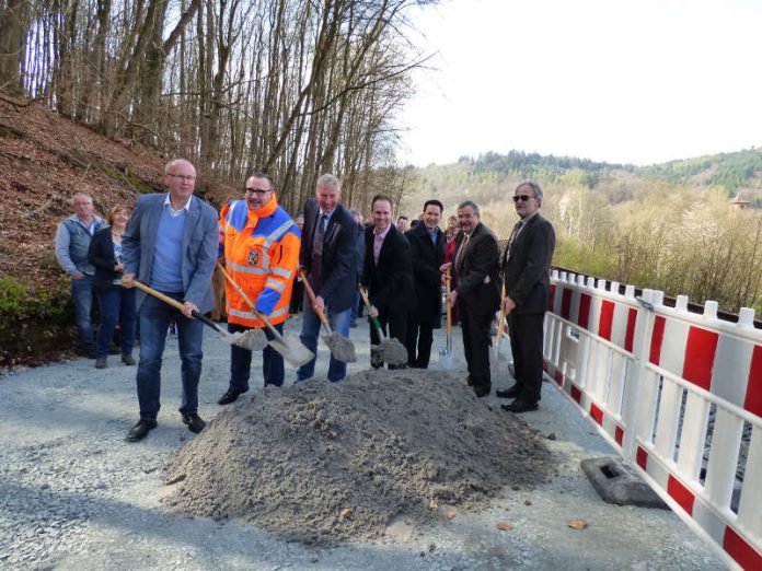 Nahmen gemeinsam den Spatenstich zum Neubau des Bahnhaltepunkts Hohenecken vor: Bundestagsabgeordneter Xaver Jung, Staatssekretär Andy Becht, Beigeordneter Peter Kiefer, Ortsvorsteher Alexander Rothmann, Michael Heilmann, Geschäftsführer des Zweckverbands Schienenpersonennahverkehr RLP Süd und dessen Vorsteher, Dr. Winfried Hirschberger, sowie Armin Wagner, Bahnhofsmanager der DB Station & Service AG. (Foto: Stadtverwaltung Kaiserslautern)