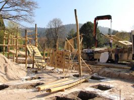 Arbeiter installieren derzeit die Kletterburg wird auf dem neuen „Falkenstein-Spielplatz“. (Foto: Gartenschau Bad Herrenalb 2017)