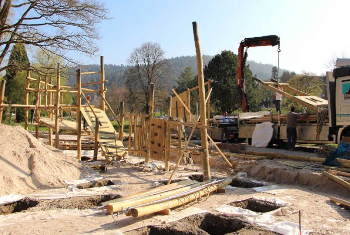 Arbeiter installieren derzeit die Kletterburg wird auf dem neuen „Falkenstein-Spielplatz“. (Foto: Gartenschau Bad Herrenalb 2017)