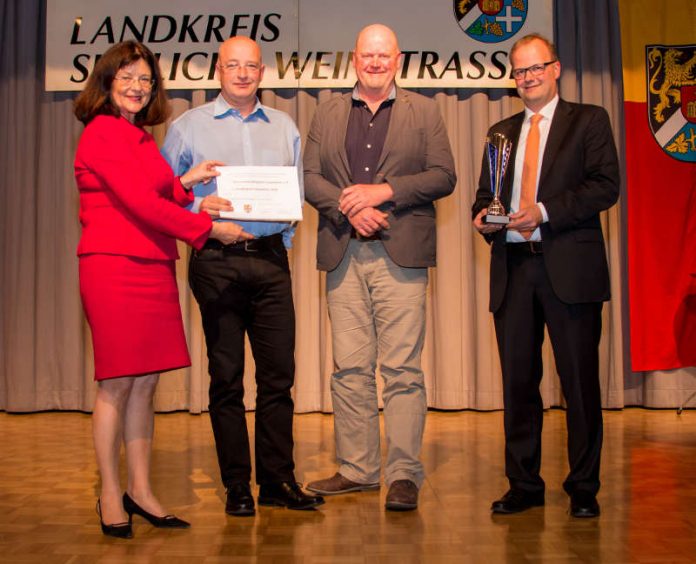 Landrätin Theresia Riedmaier und der Erste Kreisbeigeordnete  Marcus Ehrgott verleihen den Sonderpreis Integration an  Markus Degen (li.) und Ulrich Ditz (re.) (Foto: Maximilian Winstel)