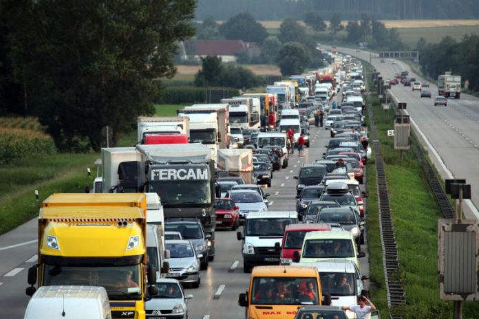 Verkehrsregeln müssen auch im Stau und bei einer Sperrung beachtet werden. (Foto: ADAC)