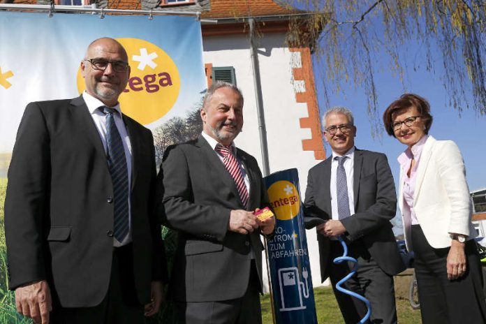 ENTEGA Vorstandsvorsitzende Dr. Marie-Luise Wolff-Hertwig, Wirtschaftsminister Tarek Al-Wazir, Andreas Niedermaier (li.), Vorstand ENTEGA, und Joachim Ruppert, Bürgermeister von Groß-Umstadt weihen die neue Säule ein. (Foto: ENTEGA)