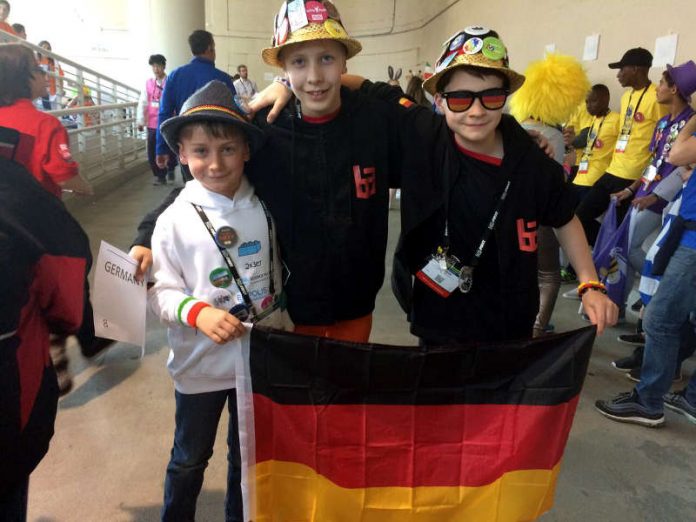 Tim Klüter (l.) vom FLL Junior Team bei der FIRST Lego League, April 2017 (Foto: Andreas Klüter)