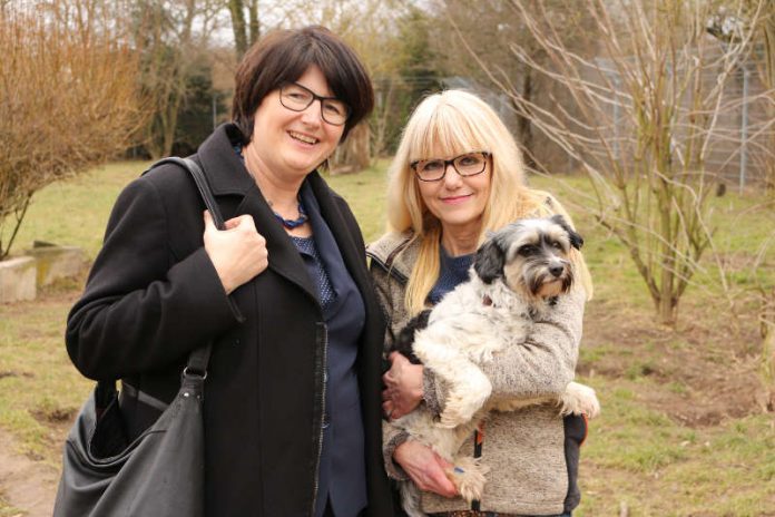 Die Leiterin des Bruchsaler Tierheims, Gabriele Korn, informiert Oberbürgermeisterin Cornelia Petzold-Schick über die Arbeit des Bruchsaler Tierheims. (Foto: Stadt Bruchsal)