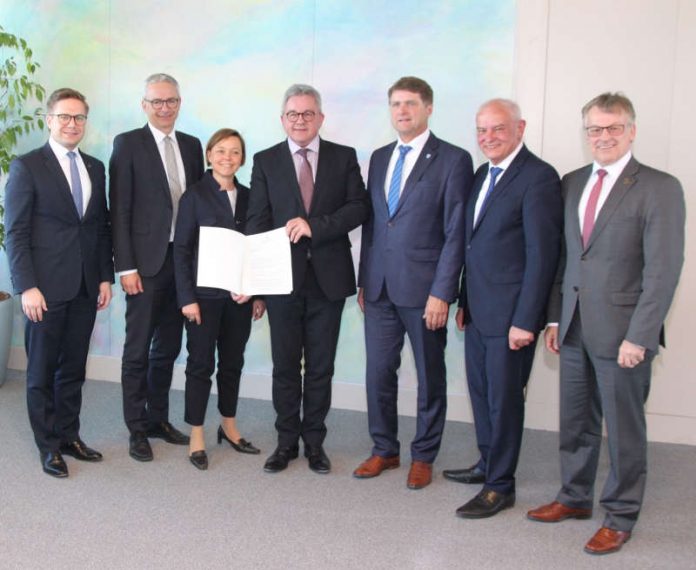 Ein attraktives Wanderangebot für jegliche Ansprüche als weiteres Zugpferd für den Tourismus im Kraichgau-Stromberg: Minister der Justiz und für Europa, Guido Wolf MdL (Bildmitte), überreicht den Förderbescheid zur Unterstützung des Projekts zur Freude von Fabian Gramling MdL, Landrat Dr. Christoph Schnaudigel, KST-Geschäftsführerin Christina Lennhof, KST-Vorsitzendem und Oberbürgermeister Martin Wolff, Joachim Kößler MdL und Ulli Hockenberger MdL. (Foto: Landratsamt Karlsruhe) Ein attraktives Wanderangebot für jegliche Ansprüche als weiteres Zugpferd für den Tourismus im Kraichgau-Stromberg: Minister der Justiz und für Europa, Guido Wolf MdL (Bildmitte), überreicht den Förderbescheid zur Unterstützung des Projekts zur Freude von Fabian Gramling MdL, Landrat Dr. Christoph Schnaudigel, KST-Geschäftsführerin Christina Lennhof, KST-Vorsitzendem und Oberbürgermeister Martin Wolff, Joachim Kößler MdL und Ulli Hockenberger MdL. (Foto: Landratsamt Karlsruhe)