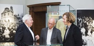 v.l.: Ministerpräsident a.D. Dr. Bernhard Vogel, Peter Schmalz, Vorsitzender des Presseclubs München, und Museumsdirektor Dr. Alexander Schubert in der Ausstellung Weltbühne Speyer. Die Ära der großen Staatsbesuche im Historischen Museum der Pfalz. (Foto: Historisches Museum der Pfalz/Carolin Breckle)