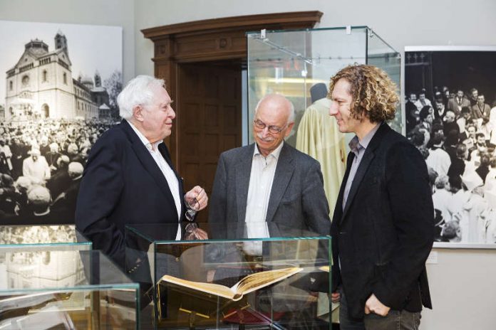 v.l.: Ministerpräsident a.D. Dr. Bernhard Vogel, Peter Schmalz, Vorsitzender des Presseclubs München, und Museumsdirektor Dr. Alexander Schubert in der Ausstellung Weltbühne Speyer. Die Ära der großen Staatsbesuche im Historischen Museum der Pfalz. (Foto: Historisches Museum der Pfalz/Carolin Breckle)