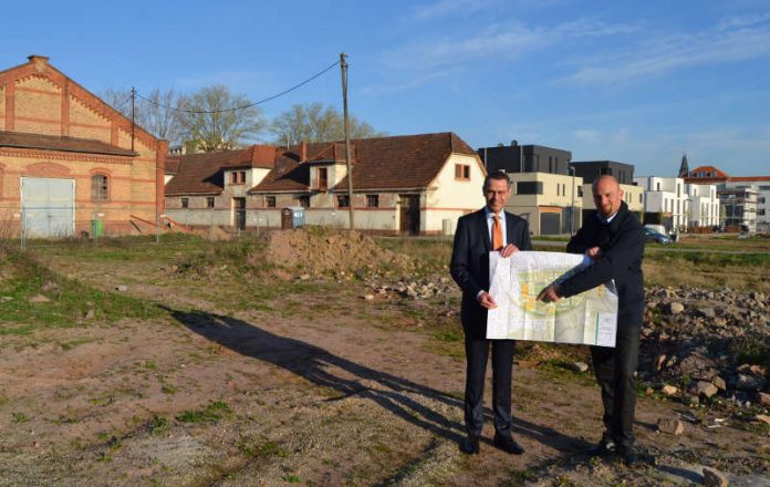 Bürgermeister und Baudezernent Dr. Maximilian Ingenthron (l.) und Stadtbauamtsleiter Christoph Kamplade auf dem Baufeld 16a. Das Grundstück wurde von der Stadt für die Entwicklung durch eine Baugruppe freigegeben – als zehntes in Landau. (Foto: Stadt Landau in der Pfalz)