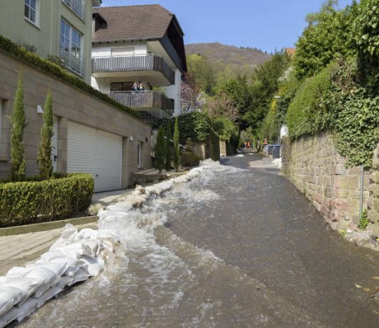 Mit Sandsäcken schützte die Stadt Heidelberg die Grundstücke in der Neuenheimer Hirschgasse vor den Wassermassen des kontrollierten Feldversuchs zur Unwetter-Vorsorge. (Foto: Philipp Rothe)
