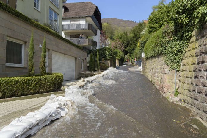 Mit Sandsäcken schützte die Stadt Heidelberg die Grundstücke in der Neuenheimer Hirschgasse vor den Wassermassen des kontrollierten Feldversuchs zur Unwetter-Vorsorge. (Foto: Philipp Rothe)