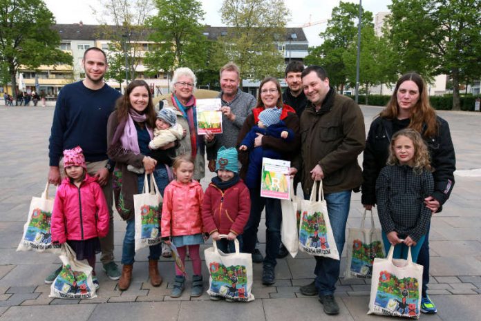 ngela Sachweh (EBS), Steffen Schwendy Projektleiter BIWAQ (Bildung Wirtschaft Arbeit im Quartier) und Projektkoordinator Dominik Hahn überreichen die Gewinnern die Preise (Foto: Stadt Speyer)