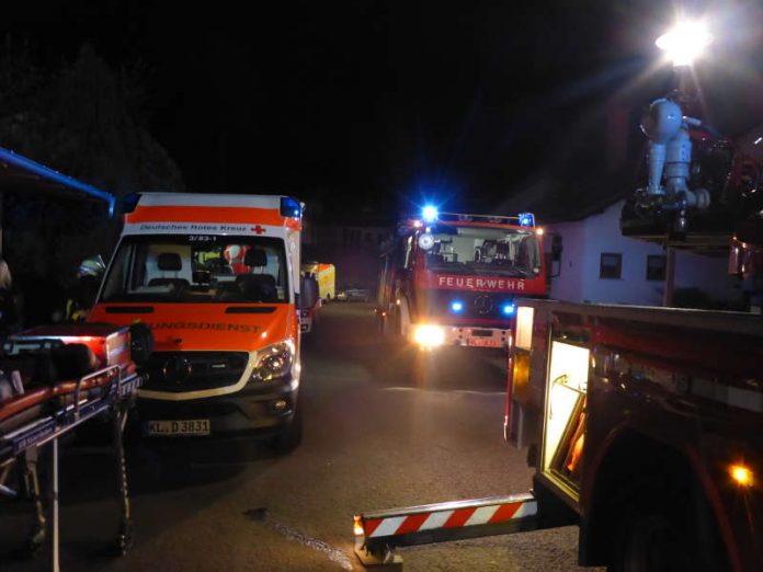 Ein Teil der Einsatzfahrzeuge von Feuerwehr und Rettungsdienst. (Foto: Feuerwehr)