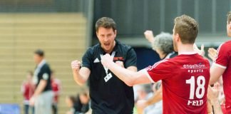 Die Eulen wollen wieder über einen Sieg jubeln: hier machen es Trainer Ben Matschke, Frank Eckhardt und Alex Feld vor. (Foto: Harry Reis)