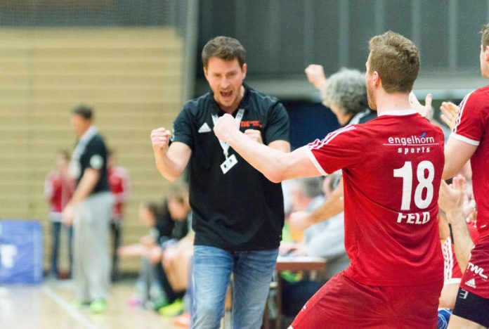 Die Eulen wollen wieder über einen Sieg jubeln: hier machen es Trainer Ben Matschke, Frank Eckhardt und Alex Feld vor. (Foto: Harry Reis)