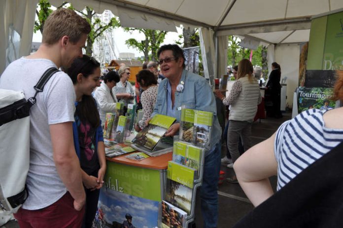 Stand auf dem Schlossplatz in Karlsruhe (Foto: Südpfalz-Tourismus Landkreis Germersheim)