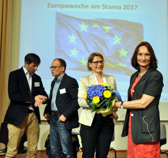 Blumen für Ministerin Bildungsministerin Dr. Stefanie Hubig