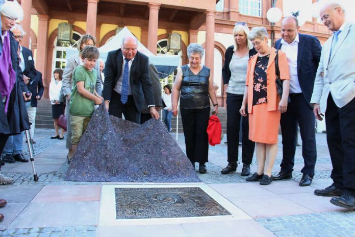 Zu Ehren von Daniel Meininger wurde der Saalbauvorplatz umbenannt und ein Bronzerelief enthüllt. (Foto: Rolf Schädler)