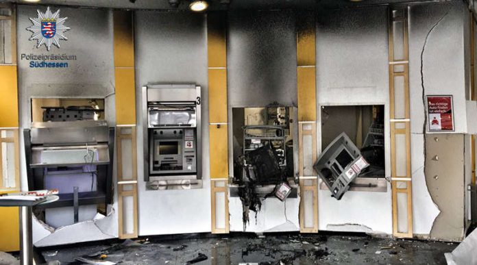 Am Gebäude und den Geldautomaten entstand hoher Sachschaden (Foto: Polizei HE) Am Gebäude und den Geldautomaten entstand hoher Sachschaden (Foto: Polizei HE)