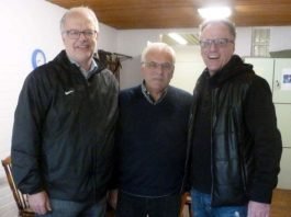 Tafel-Vorsitzender Erwin Hess (Mitte) erhält von den Pfälzerwald-Marathon-Organisatoren Hartmut Kling (links) und Uwe Hauser einen Spendenscheck in Höhe von 1 324 Euro. (Foto: privat)