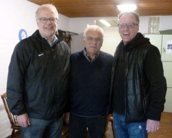 Tafel-Vorsitzender Erwin Hess (Mitte) erhält von den Pfälzerwald-Marathon-Organisatoren Hartmut Kling (links) und Uwe Hauser einen Spendenscheck in Höhe von 1 324 Euro. (Foto: privat)