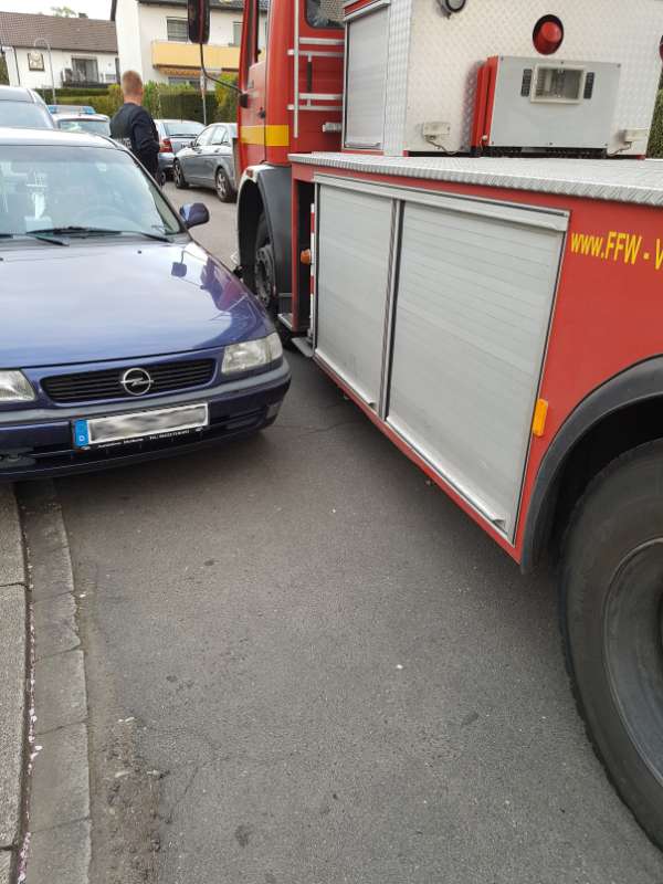 Immer mehr Autofahrer halten beim Parken an Kreuzungen und Einmündungen die 5-Meter-Zone nicht ein. Das Ordnungsamt will Verstöße künftig konsequent ahnden und abschleppen lassen. (Foto: Stadtverwaltung Viernheim)