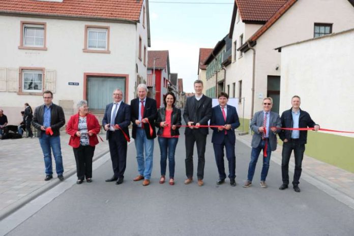 Die Ortsdurchfahrt in Gimbsheim ist wieder frei. Es freuen sich (v.l.) Amanda Wucher, Landrat Ernst Walter Görisch, Wolfgang Hoffmann, Kathrin Anklam-Trapp, Martin Schafft, Heiko Sippel, Klaus Mehring und Thomas Finger. (Foto: Simone Stier)