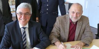 Innenminister Roger Lewentz und Ernst Scharbach bei der Unterzeichnung der Rahmendienstvereinbarung PP ELT (Quelle: MdI RLP)