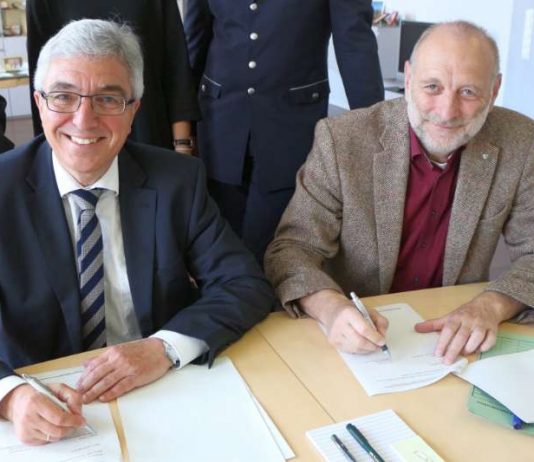 Innenminister Roger Lewentz und Ernst Scharbach bei der Unterzeichnung der Rahmendienstvereinbarung PP ELT (Quelle: MdI RLP)