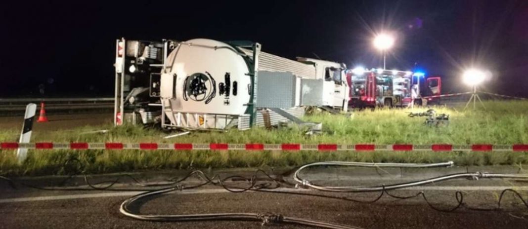 Umgekippter Tanklastzug AS LU-Nord (Foto: Polizei RLP)