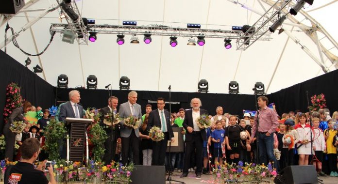 Buntes Treiben auf der Sparkassen-Bühne während der Eröffnungsfeier. Im Vordergrund (v.l.n.r.): Bürgermeister Norbert Mai, Gerhard Hugenschmidt (bwgrün.de), Landrat Helmut Riegger, Landwirtschaftsminister Peter Hauk MdL und Prof. Hubert Möhrle (bwgrün.de) (Foto: Gartenschau Bad Herrenalb 2017)