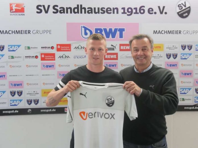 SVS-Geschäftsführer Otmar Schork begrüßt Neuzugang Mirco Born am Hardtwald (Foto: SV Sandhausen)