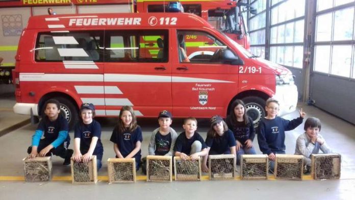 Die Kinder präsentierten ihre fertigen Insektenhotels. (Foto: Feuerwehr Bad Kreuznach) Die Kinder präsentierten ihre fertigen Insektenhotels. (Foto: Feuerwehr Bad Kreuznach)
