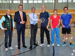 Kümmern sich bei der Badminton-Abteilung des ASV Landau gemeinsam um die Nachwuchsförderung: (v.r.) Jugendwart David Schwarz, „Miniton“-Co-Trainerin Ronja Latz, A-Trainer Mark Baumann und der Vereinsvorsitzende Matthias Wetzel. Hier mit Bürgermeister Ingenthron und Stefan Pfirrmann, dem Sachgebietsleiter Sport der Stadt Landau (Foto: Stadt Landau in der Pfalz).