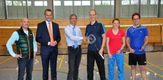 Kümmern sich bei der Badminton-Abteilung des ASV Landau gemeinsam um die Nachwuchsförderung: (v.r.) Jugendwart David Schwarz, „Miniton“-Co-Trainerin Ronja Latz, A-Trainer Mark Baumann und der Vereinsvorsitzende Matthias Wetzel. Hier mit Bürgermeister Ingenthron und Stefan Pfirrmann, dem Sachgebietsleiter Sport der Stadt Landau (Foto: Stadt Landau in der Pfalz).