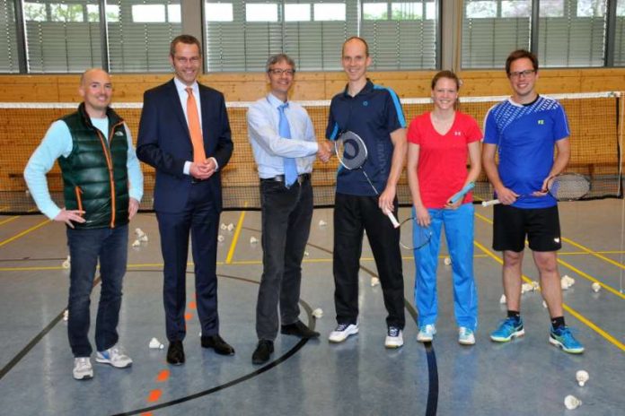 Kümmern sich bei der Badminton-Abteilung des ASV Landau gemeinsam um die Nachwuchsförderung: (v.r.) Jugendwart David Schwarz, „Miniton“-Co-Trainerin Ronja Latz, A-Trainer Mark Baumann und der Vereinsvorsitzende Matthias Wetzel. Hier mit Bürgermeister Ingenthron und Stefan Pfirrmann, dem Sachgebietsleiter Sport der Stadt Landau (Foto: Stadt Landau in der Pfalz).