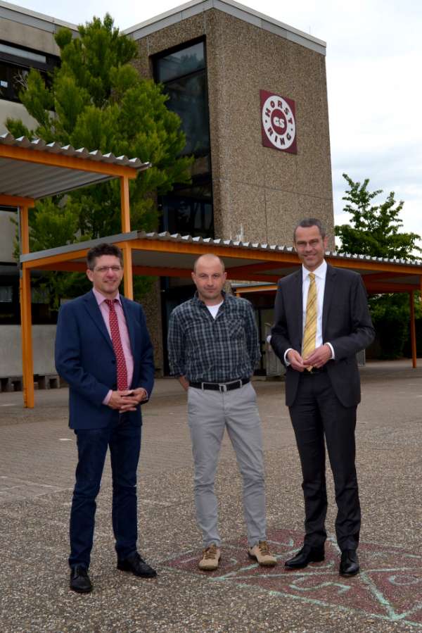 Freuen sich über die bevorstehende Ernennung der Grundschule Horstring zur Schwerpunktschule: Bürgermeister und Schuldezernent Dr. Maximilian Ingenthron (r.), Schulleiter Christof Pontius (M.) und Ralf Müller, Leiter des städtischen Schulamts. (Foto: Stadt Landau in der Pfalz)