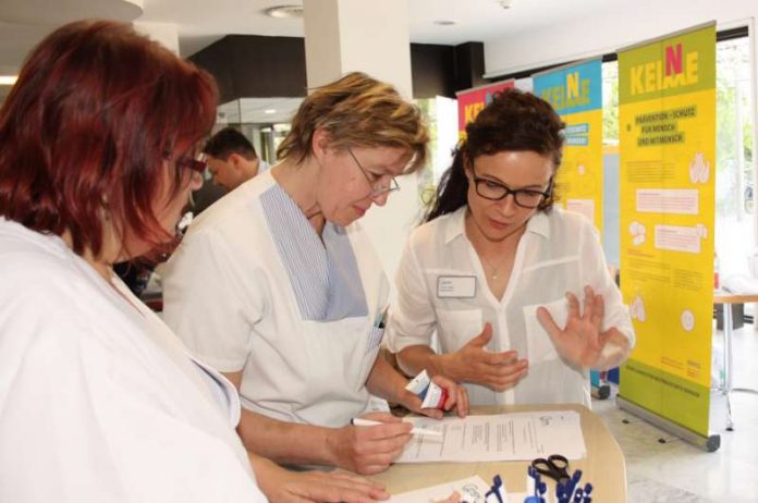 Beim Tag der Händehygiene konnten Mitarbeiter der GRN-Klinik Schwetzingen ihr Hygiene-Wissen in einem Quiz testen. Hygienefachkraft Annett Walter (r.), Organisatorin des Informationstags, half gerne weiter (Foto: GRN)