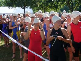 Triathlon-Starterfeld vor dem Schwimmen (Foto: Hannes Blank)