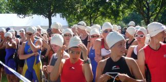 Triathlon-Starterfeld vor dem Schwimmen (Foto: Hannes Blank)