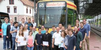 Dr. Volker Waßmuth, Leiter des Bereichs Verkehrsplanung und Verkehrstechnik bei der PTV Transport Consult GmbH, (4. von links) Sebastian Zimmermann, Referent des Betriebsleiters der Verkehrsbetriebe Karlsruhe (VBK) (2. von links) (Foto: KVV)