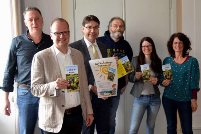 Stellten gemeinsam den Ferienpass 2017 vor: Kreisjugendpfleger Wolfgang Giessen, Erster Kreisbeigeordneter Marcus Ehrgott, Oberbürgermeister Thomas Hirsch, Stadtjugendpfleger Arno Schönhöfer, Nadine Heintzmann von der Kreisjugendpflege und Ina Rinck von der städtischen Jugendförderung (v.l.). (Foto: Stadt Landau in der Pfalz)