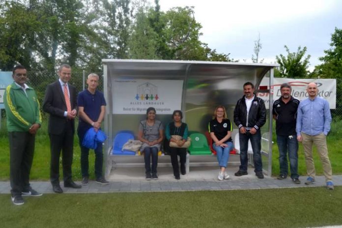 Bürgermeister Dr. Maximilian Ingenthron (2.v.l.), Stefan Pfirmann (r.), Leiter des Sachgebiets Sport beim städtischen Amt für Schulen, Kultur und Sport, und Vertreterinnen und Vertreter des Türkischen Sport Vereins (TSV) Landau, des SV Landau West, des FV Queichheim und des Beirats für Migration und Integration der Stadt Landau bei der symbolischen Übergabe der Ersatzspielerbank. (Foto: Stadt Landau in der Pfalz) Bürgermeister Dr. Maximilian Ingenthron (2.v.l.), Stefan Pfirmann (r.), Leiter des Sachgebiets Sport beim städtischen Amt für Schulen, Kultur und Sport, und Vertreterinnen und Vertreter des Türkischen Sport Vereins (TSV) Landau, des SV Landau West, des FV Queichheim und des Beirats für Migration und Integration der Stadt Landau bei der symbolischen Übergabe der Ersatzspielerbank. (Foto: Stadt Landau in der Pfalz)