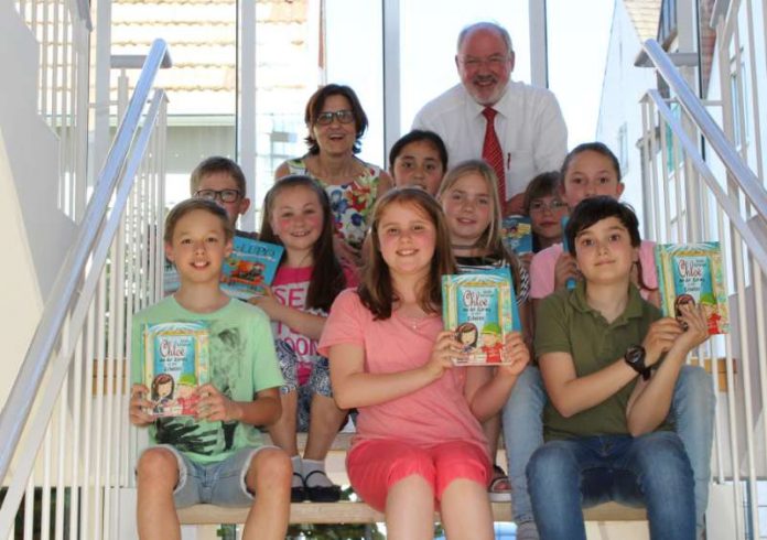 Die siegreichen Kinder mit Kreisbeigeordnetem Manfred Gräf und der Leiterin der Volkshochschule, Barbara Scherer (Foto: Kreisverwaltung Rhein-Pfalz-Kreis)